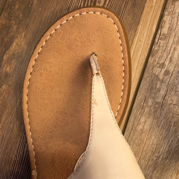 Used.  Sandals w/ adjustable buckle. - Picture 6 of 14